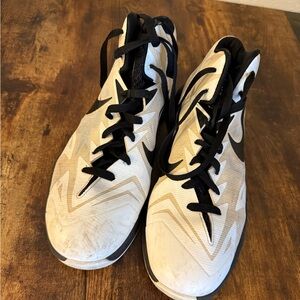Nike Men's White and Black basketball Shoes